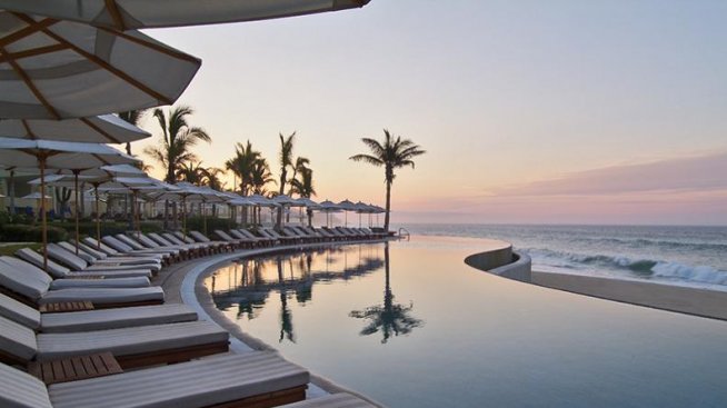 15 зашеметяващи плувни басейни