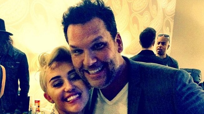 Майли Сайръс се среща с Дейн Кук