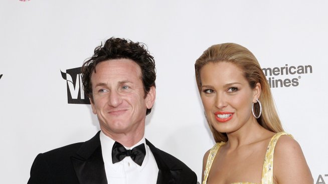 Шон Пен утешава Петра Немцова