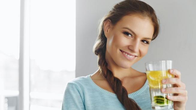 Помага ли наистина за отслабването водата с лимон?
