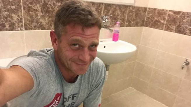 Напън: Юлиан Вергов със селфи от тоалетната