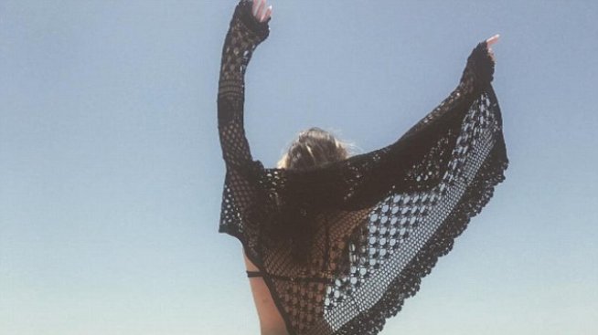 Плажен патрул: Футболна съпруга впечатли по бански