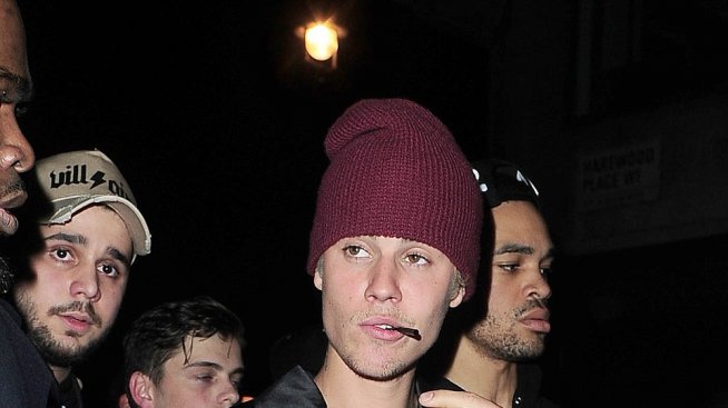 Бийбър със замъглен поглед, едвам ходи след партито на наградите „Брит“