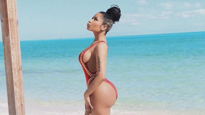 И Ники Минаж се фука с яката си дупара