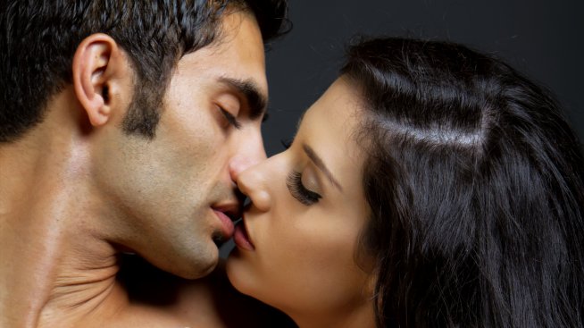 Неусетно преминаваме от целувка към прегръдка