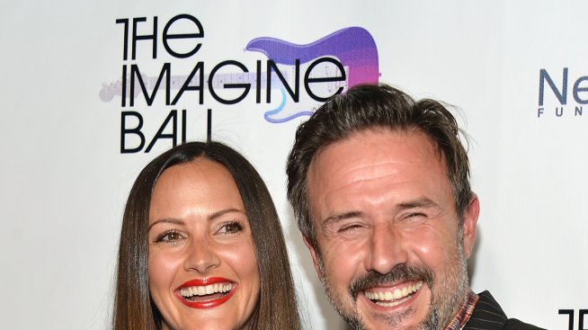 Дейвид Аркет за годеницата си: „Ние все още сме заедно“