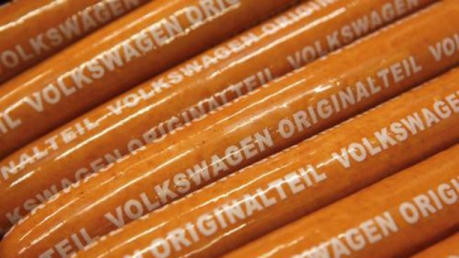 VW продаде повече наденички, отколкото коли