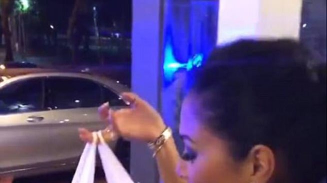 Тя яде! Гришовица се похвали с две торби пържени крилца