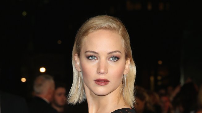 Дженифър Лорънс показа нова прическа и част от гърдата си