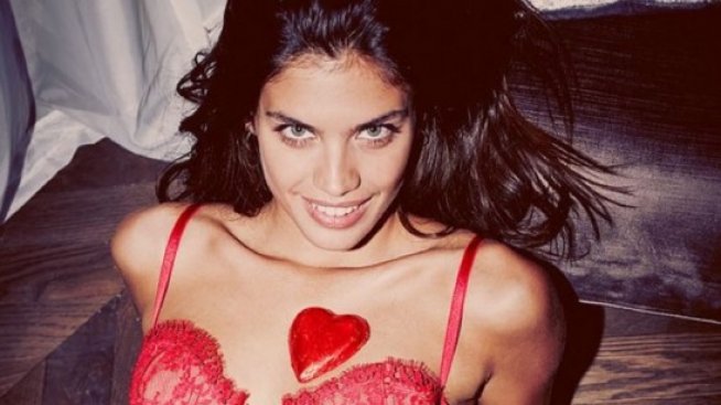 Свети Валентин 2016: Ангелска съблазън по бельо