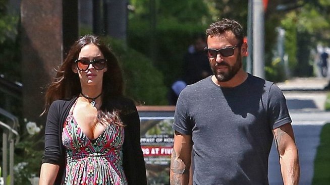 Меган Фокс чака бебе от отчуждения си съпруг