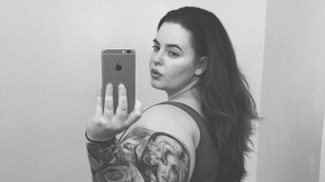 Пикантно и мощно: Красавица с провокативно селфи