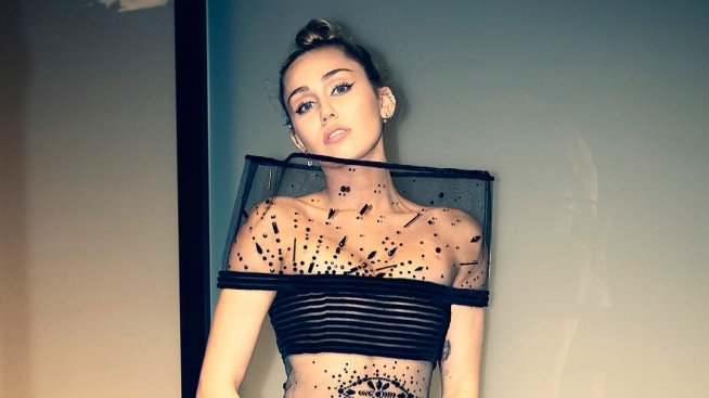 Майли Сайръс с палав поздрав за 14 февруари