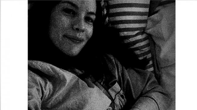 Лив Тайлър показа голото си бременно коремче