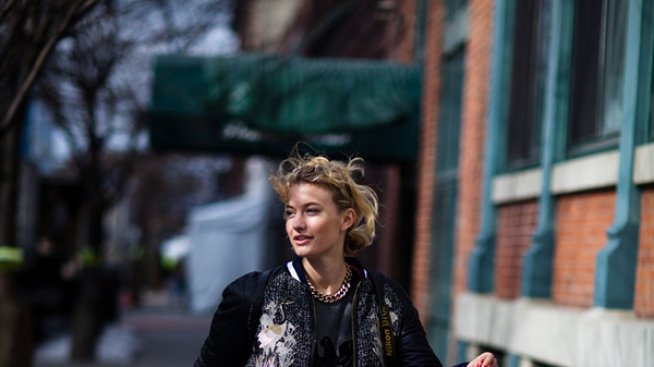 С яке бомбер силуетът е елегантен и луксозен