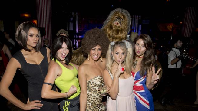 Нина Добрев се дегизира като Виктория Бекъм