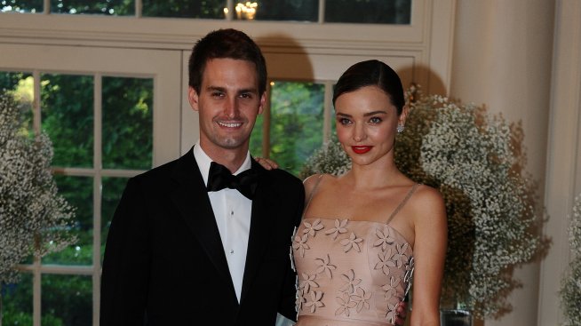 На скромна церемония: Миранда Кер и Евън Шпигел се взеха