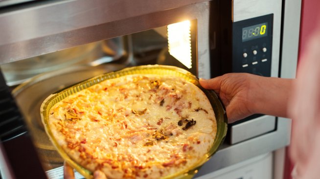 Микровълновата фурна: Удобство, което крие риск за здравето