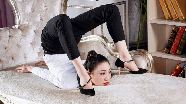 Да си сложиш червило, да си сипеш кафе... с крака. Тя го може!