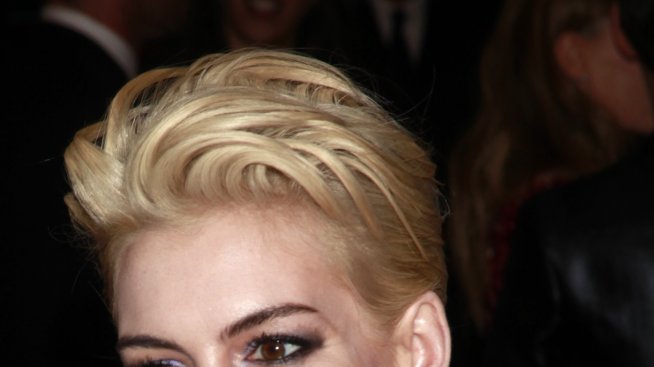 Формата на веждите зависи и от прическата