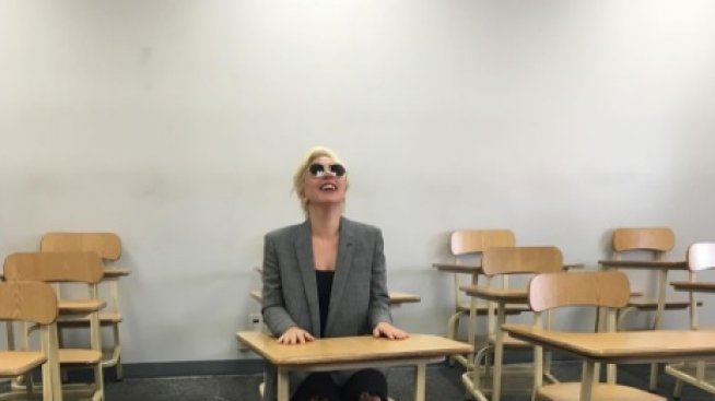 Честито! Лейди Гага най-накрая взе книжка