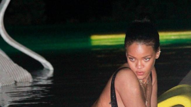 Риана показва прасковено дупе по бански
