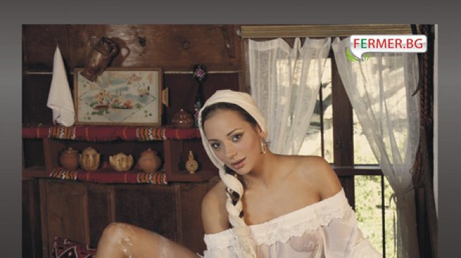 Голи фермерки отново изкушават в календар!