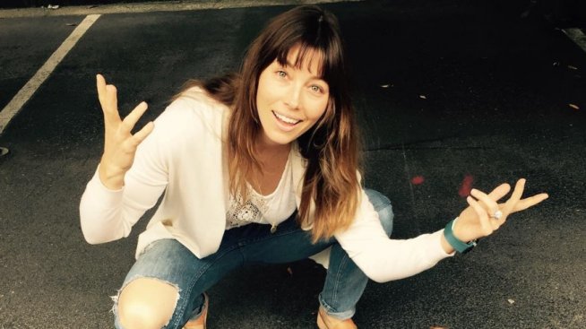 Джесика Бийл се храни под душа