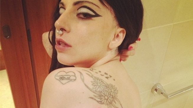 Лейди Гага показа новата си татуировка
