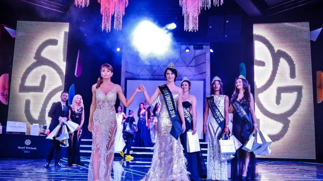 Мина Попова с короната на Lady Universe 2016