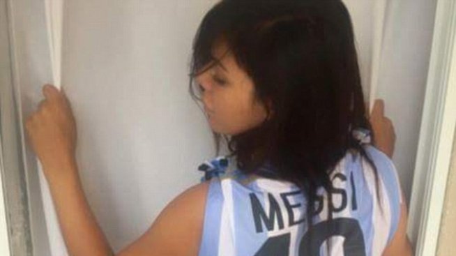 Мис Дупе преследва Меси, моли го за приятелство