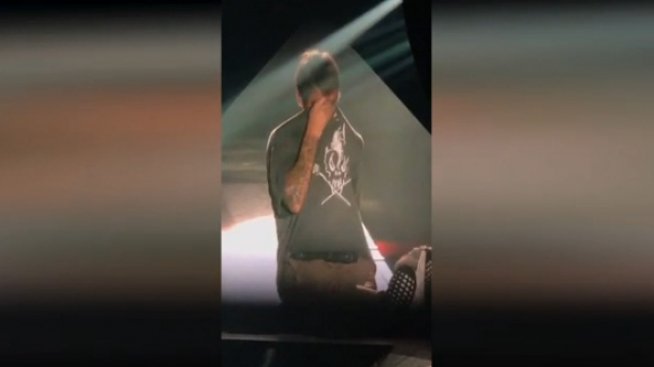 Трогателно: Бийбър се разплака на сцената (ВИДЕО)