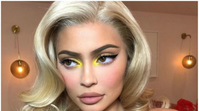 Травис Скот обсипа Кайли Дженър с рози