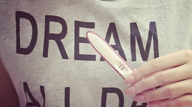 Две черти: Фолкзвездата Галена е бременна