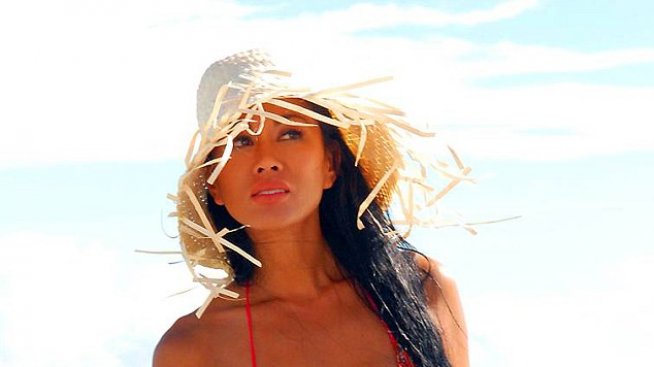 Пластичен хирург се хвали как изваял тялото на жена си