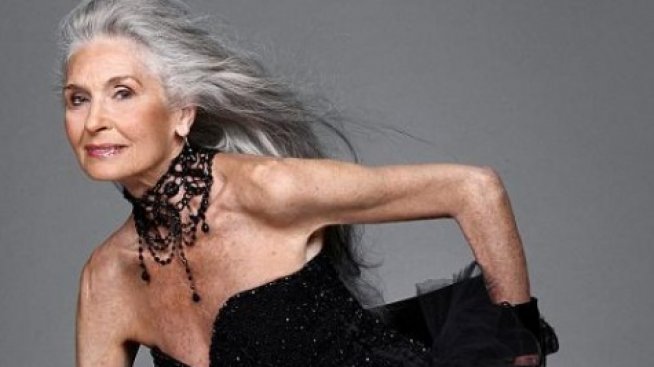 Най-старият модел в света събира сутиени за бедните