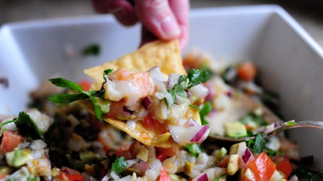 Салата от скариди и кълцани зеленчуци