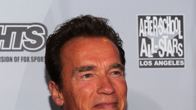 Шварценегер все още женен, но плаща издръжка