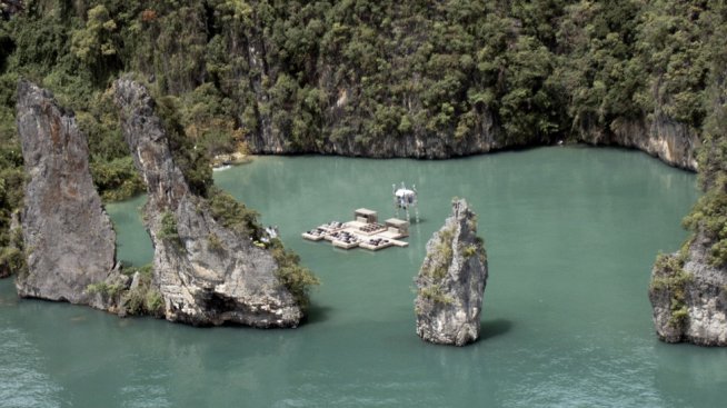 Плаващ киносалон в синята лагуна