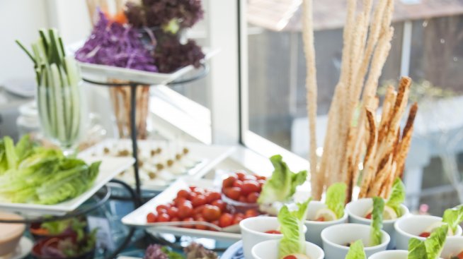 На шведска маса, посягайте първо към плодовете