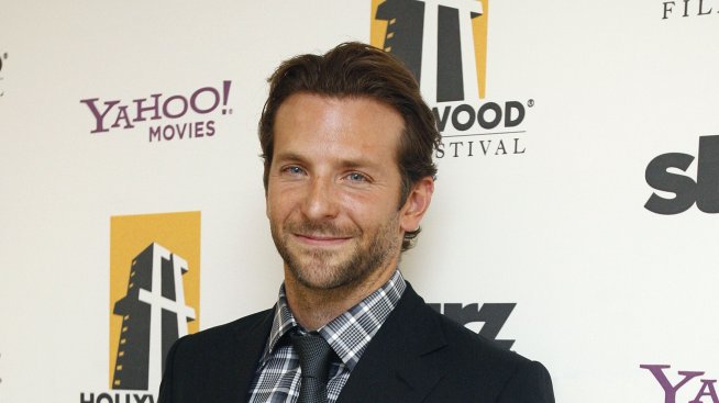 Брадли Купър посрещна новата година с 20-минутна целувка