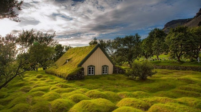 Последната църква с покрив от трева в Исландия