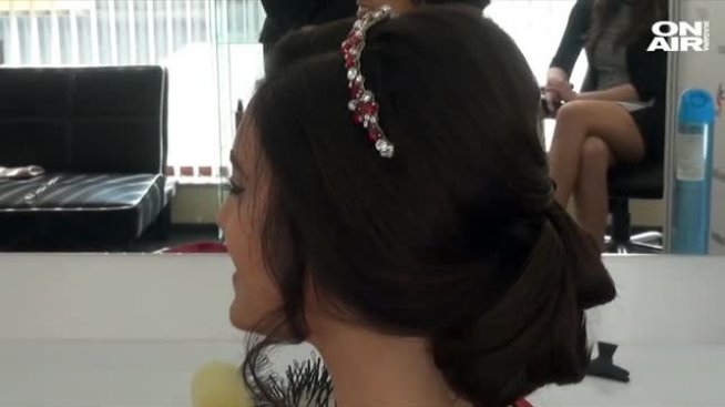 Стилист прави прически със завързани очи