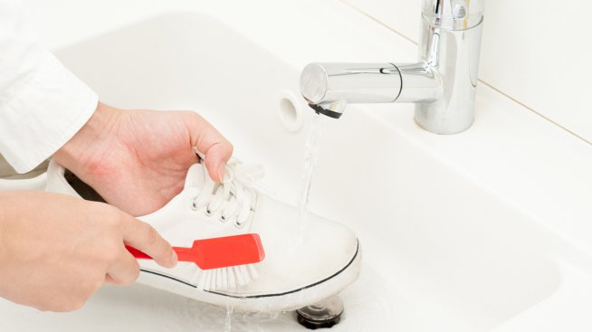 Как да почистим белите си обувки