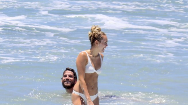 Папараци: Майли и Лиъм се закачат сред вълните