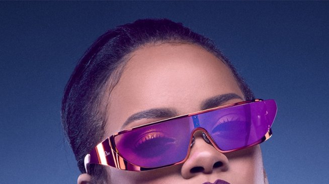 Футуристичните очила на Риана за Dior