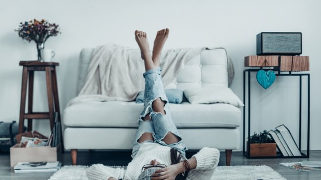 4 ползи да лежите с вдигнати крака