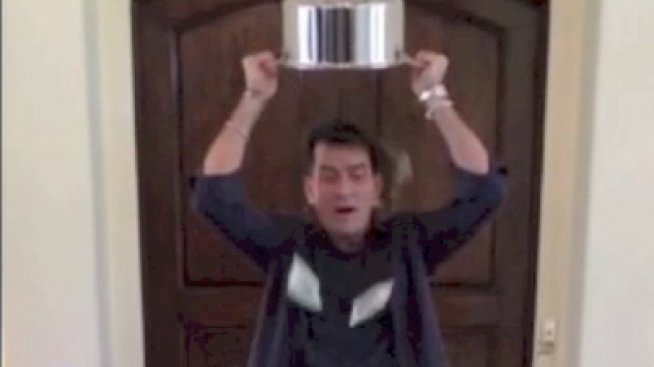 Чарли Шийн изсипа върху главата си тенджера с долари