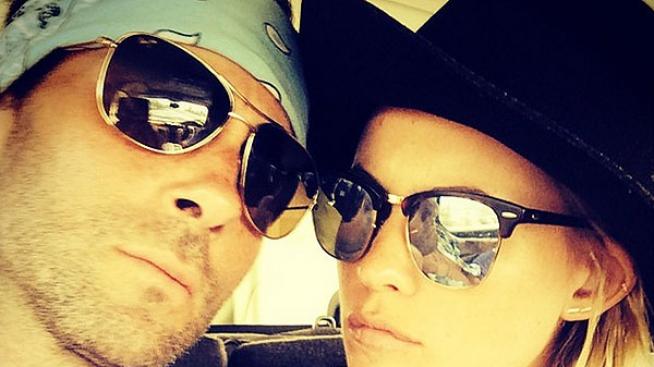 Адам Лавин демонстрира семейно щастие със селфи