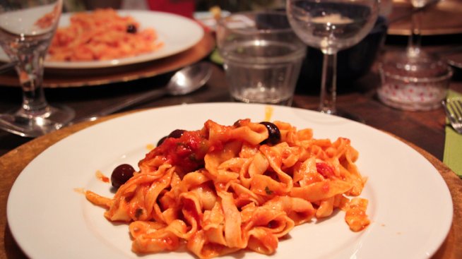 Домашни фетучини с доматен сос